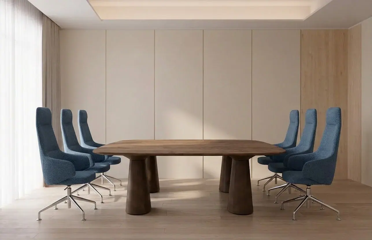 Sala de reuniones con sillas azules