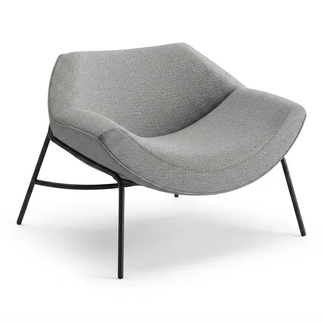 Butaca lounge gris con estructura metálica