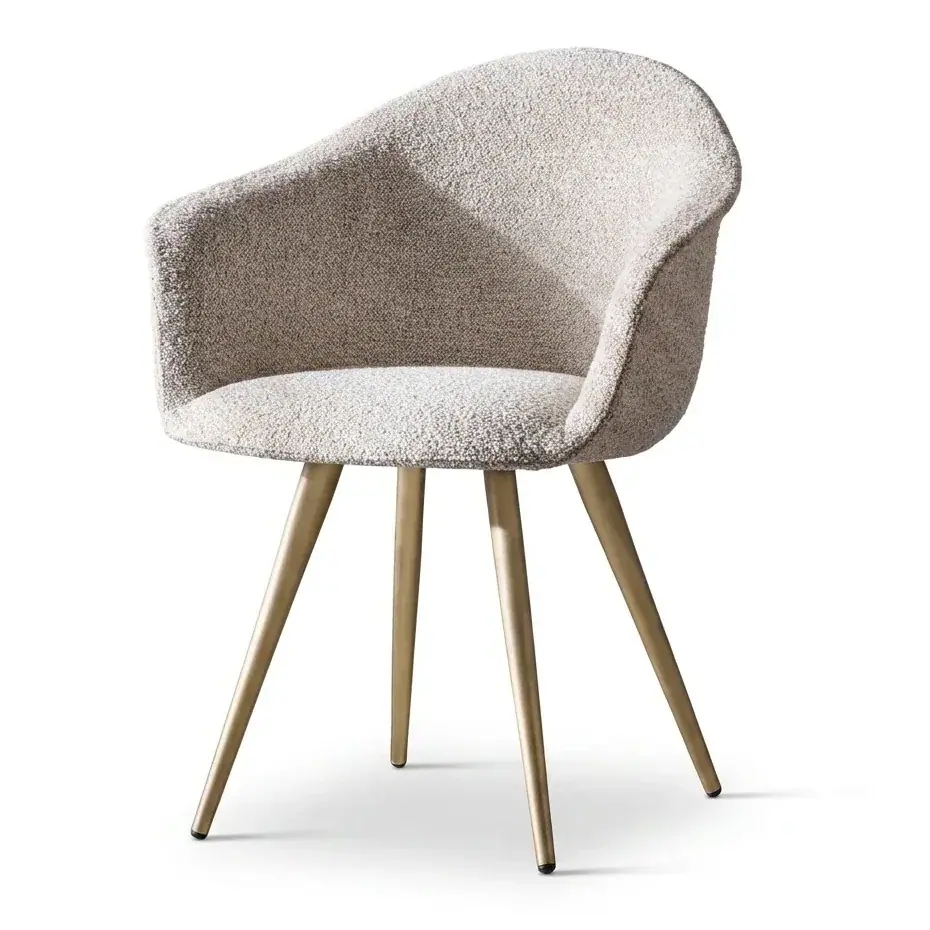 Silla de bouclé con patas de madera