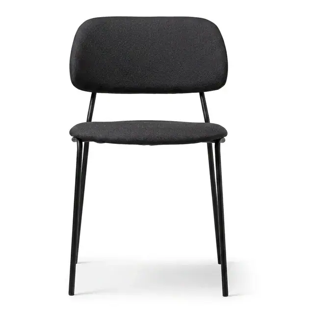 Silla negra de comedor sobre fondo de estudio