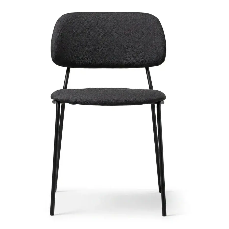 Silla negra de comedor sobre fondo de estudio
