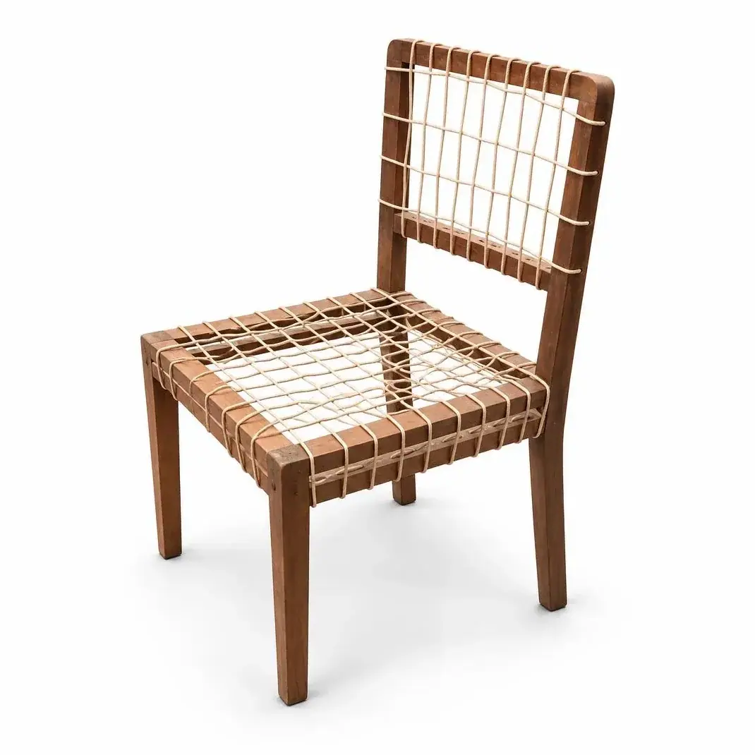 Silla de madera con asiento trenzado