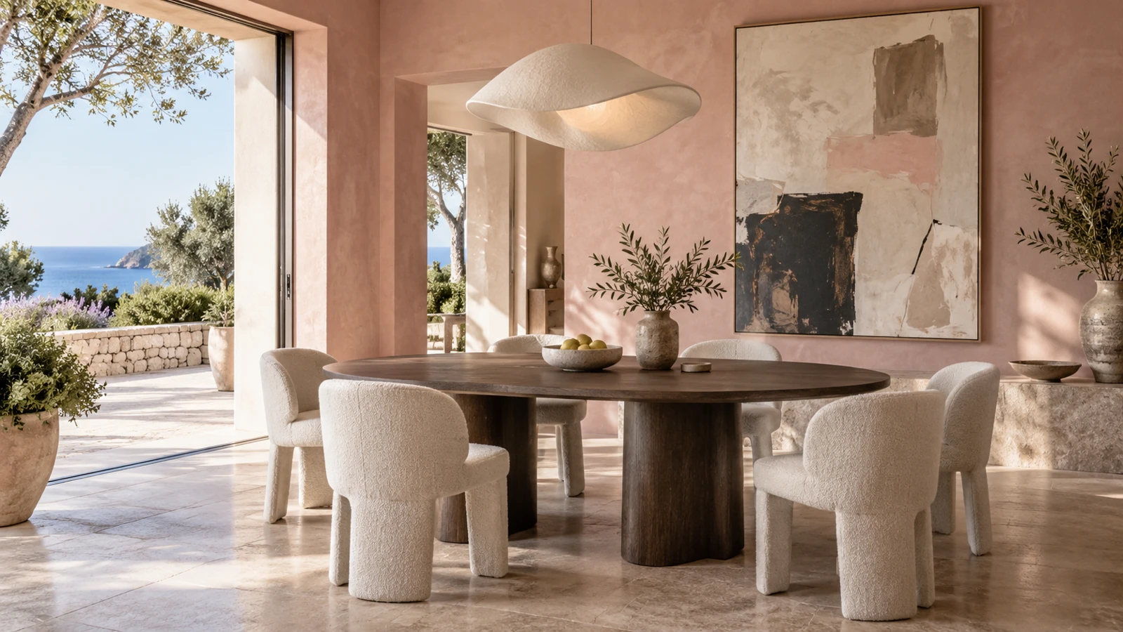 Comedor artístico con mesa ovalada y sillas tapizadas