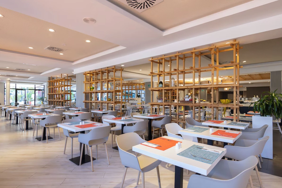 Fotografía original del restaurante del cliente con sillas grises