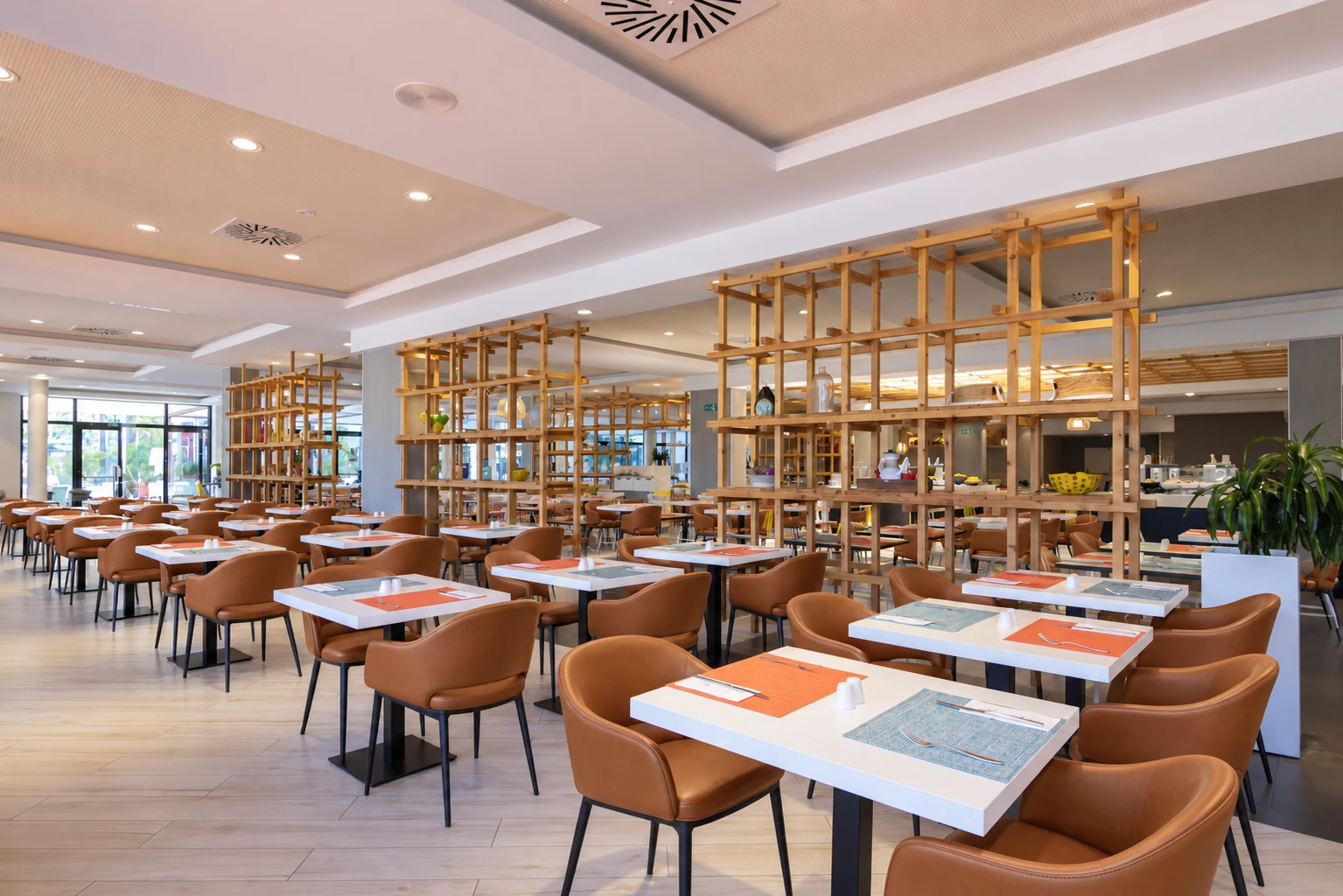 El mismo restaurante con sillas contemporáneas de cuero coñac y patas negras