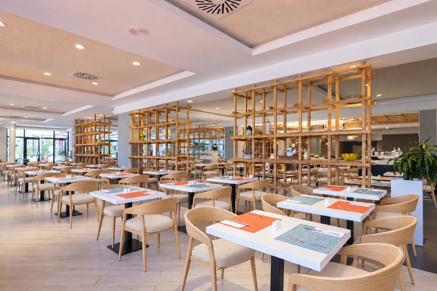 El mismo restaurante con sillas contemporáneas de roble y asiento tapizado, opción B