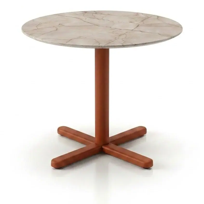 Mesa de pie central con tablero de mármol y base metálica en terracota